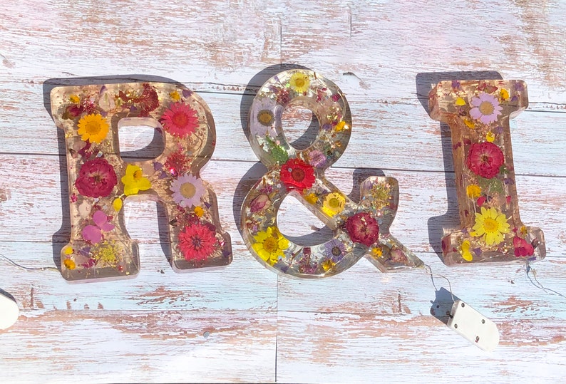 Gepresste Blumenharzbuchstaben / Freistehende Leuchtbuchstaben für Regal / Handgefertigtes Geburtstagsgeschenk / Große 6 A-Z personalisierte Buchstaben Bild 8