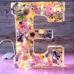 Lettres en résine de fleurs pressées / Lettres lumineuses autoportantes pour étagère / Cadeau d'anniversaire fait main / Grandes lettres personnalisées de A à Z de 15 cm 6 po. image 4