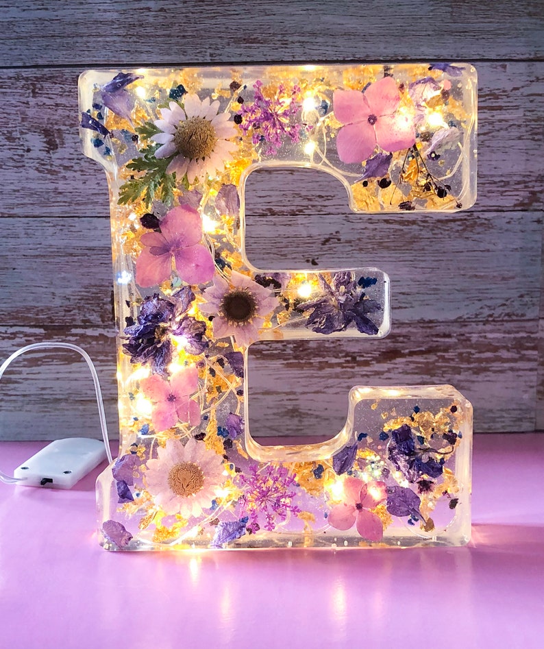 Gepresste Blumenharzbuchstaben / Freistehende Leuchtbuchstaben für Regal / Handgefertigtes Geburtstagsgeschenk / Große 6 A-Z personalisierte Buchstaben Bild 4