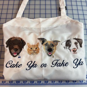Tu mejor amigo bordado en un delantal unisex o tela de lino adecuada para enmarcar. ¡Ideal para cualquier amante de las mascotas!