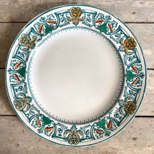 1870s ~ Ironstone Iron Earth Hope & Carter Plate ~ Inghilterra Antique ~ Motivo mascaron dorato per il viso di un uomo e fogliame verde