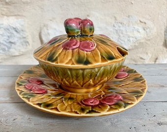 Década de 1960 ~ Barbotine Majolica Jam Maker con decoración de cereza Antigüedad francesa ~ Hecho en Francia por SARREGUEMINES ~ Confiturier