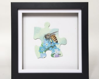 Bee And Forget Me Not Painting - Pezzo di puzzle dipinto a mano - Decorazione delle api - Forget Me Not Flower - Pittura acrilica - Arte murale incorniciata