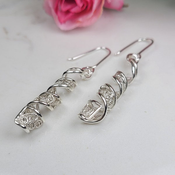 Filigraan oorbellen, sierlijke lange oorbellen, bloemen zilveren oorbellen, kunst oorbellen sterling zilver, Art Nouveau oorbellen, filigraan kunst sieraden