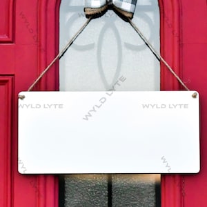 Puede incluir: Un cartel blanco en blanco cuelga de una puerta roja con un lazo blanco y negro en la parte superior de la puerta. El cartel está colgado de dos cuerdas.