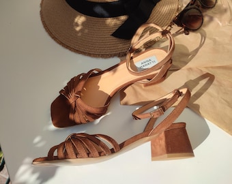 Mela - sandalias de piel marrón, sandalias de mujer color coñac, sandalias marrones, sandalias con lazo en el tobillo, Anna Maratti, sandalias estilo retro, zapatos estilo boho