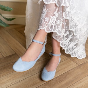 Dana - trouwschoenen, blauwe trouwschoenen, enkelstrikken trouwschoenen, platte trouwschoenen, blauwe schoenen bruid, blauwe trouwschoenen, bruidsschoenen, blauwe schoenen