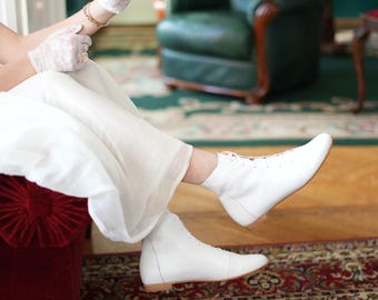 Greta – białe skórzane buty ślubne, botki ślubne do kostki, płaskie, sznurowane buty ślubne, minimalistyczne buty ślubne, buty ślubne w stylu retro