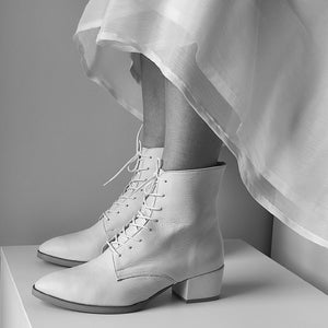 Nana - boho trouwlaarzen, lederen witte trouwlaarzen, bruiloft haklaarzen, winter trouwlaarzen, enkelband trouwschoenen, retro trouwlaarzen