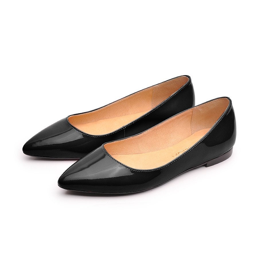 Buy Women Flat Shoes in trendy shades that belong to all parts of
