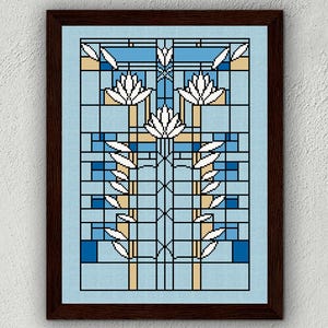 Könnte beinhalten: Gerahmter Kunstdruck mit einem geometrischen Blumendesign im Stil von Glasmalerei. Das Kunstwerk zeigt eine symmetrische Anordnung weißer Blumen und Blätter vor einem hellblauen Hintergrund mit goldenen und dunkelblauen Akzenten. Der Rahmen ist dunkelbraun.