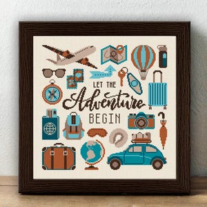 Peut inclure: Une broderie au point de croix encadrée représentant des icônes de voyage, notamment un avion, une montgolfière, un appareil photo, un globe, une voiture et des bagages. Le texte "LET THE ADVENTURE BEGIN" est centré en brun foncé sur fond crème.