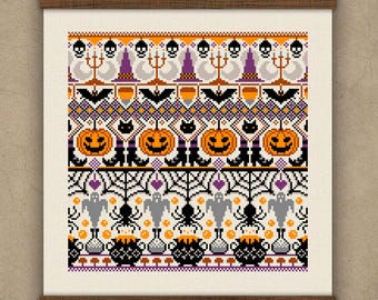 Może przedstawiać: Kwadratowy wzór haftu krzyżykowego na białej tkaninie z motywami halloweenowymi, takimi jak czaszki, kandelabry, kapelusze czarownic, nietoperze, dynie, czarne koty, pajęczyny, duchy, pająki i kociołki, zawieszony na magnetycznej drewnianej ramie.