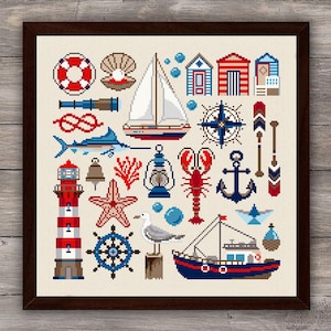 Peut inclure: Un cadre contenant une broderie au point de croix représentant divers motifs nautiques tels qu'un voilier, un phare, un homard, une ancre, une barre de navire, une mouette, une bouée, une rose des vents et des cabines de plage.