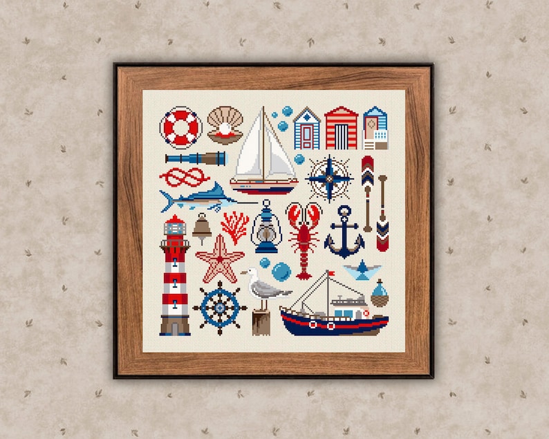 K&ouml;nnte beinhalten: Ein farbenfrohes Kreuzstichmuster mit nautischen Motiven, darunter ein Leuchtturm, ein Segelboot, ein Anker, ein Kompass, Muscheln und ein Hummer. Das Muster ist in einem braunen Holzrahmen gerahmt.