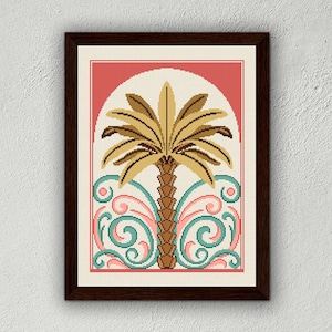 Pu&ograve; includere: Opera d'arte a punto croce incorniciata con una palma stilizzata nei toni del marrone e del giallo su sfondo crema. Il design include un arco corallo e volute turchese e rosa, il tutto all'interno di una cornice marrone scuro.