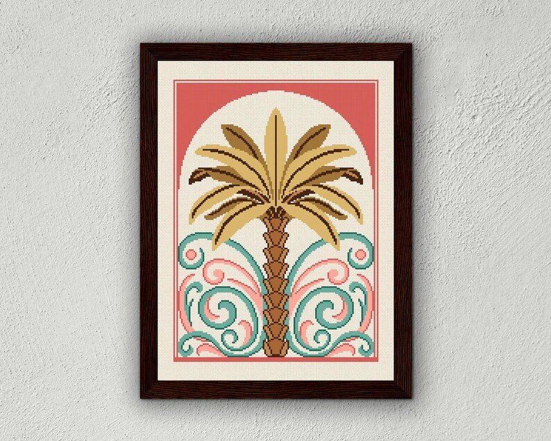 Pu&ograve; includere: Opera d'arte a punto croce incorniciata con una palma stilizzata nei toni del marrone e del giallo su sfondo crema. Il design include un arco corallo e volute turchese e rosa, il tutto all'interno di una cornice marrone scuro.