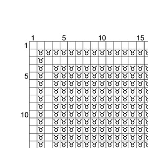 Pu&ograve; includere: Una porzione di una griglia per punto croce, con righe e colonne numerate. La griglia &egrave; riempita con un simbolo ripetuto che assomiglia a una 'Y' stilizzata o a una freccia a doppia punta, in colore scuro su sfondo bianco.