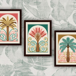 Pu&ograve; includere: Tre stampe artistiche incorniciate con disegni di palme. Ogni stampa ha una cornice marrone scuro e una diversa combinazione di colori: una con sfondo beige e una palma con foglie giallo-marroni, una con sfondo verde e una palma rosa e una con sfondo beige e una palma blu-verde.