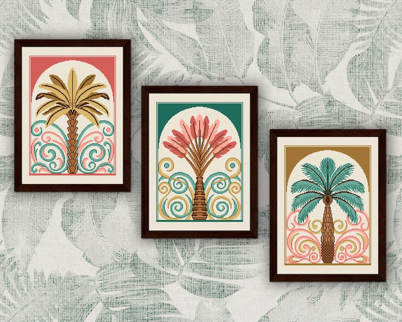 Pu&ograve; includere: Tre stampe artistiche incorniciate con disegni di palme. Ogni stampa ha una cornice marrone scuro e una diversa combinazione di colori: una con sfondo beige e una palma con foglie giallo-marroni, una con sfondo verde e una palma rosa e una con sfondo beige e una palma blu-verde.