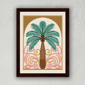 Pu&ograve; includere: Opera d'arte a punto croce incorniciata con una palma stilizzata. L'albero ha fronde turchesi e un tronco marrone, su uno sfondo crema con un arco dorato. Riccioli rosa e oro adornano la base, il tutto all'interno di una cornice marrone scuro.