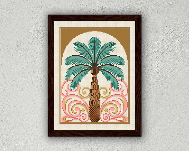Pu&ograve; includere: Opera d'arte a punto croce incorniciata con una palma stilizzata. L'albero ha fronde turchesi e un tronco marrone, su uno sfondo crema con un arco dorato. Riccioli rosa e oro adornano la base, il tutto all'interno di una cornice marrone scuro.