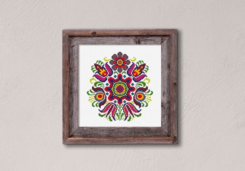 Puede incluir: Un dise&ntilde;o de punto de cruz enmarcado que presenta un patr&oacute;n floral colorido con flores rojas, amarillas, verdes, azules y moradas. El dise&ntilde;o es sim&eacute;trico y tiene un estilo de arte popular tradicional.