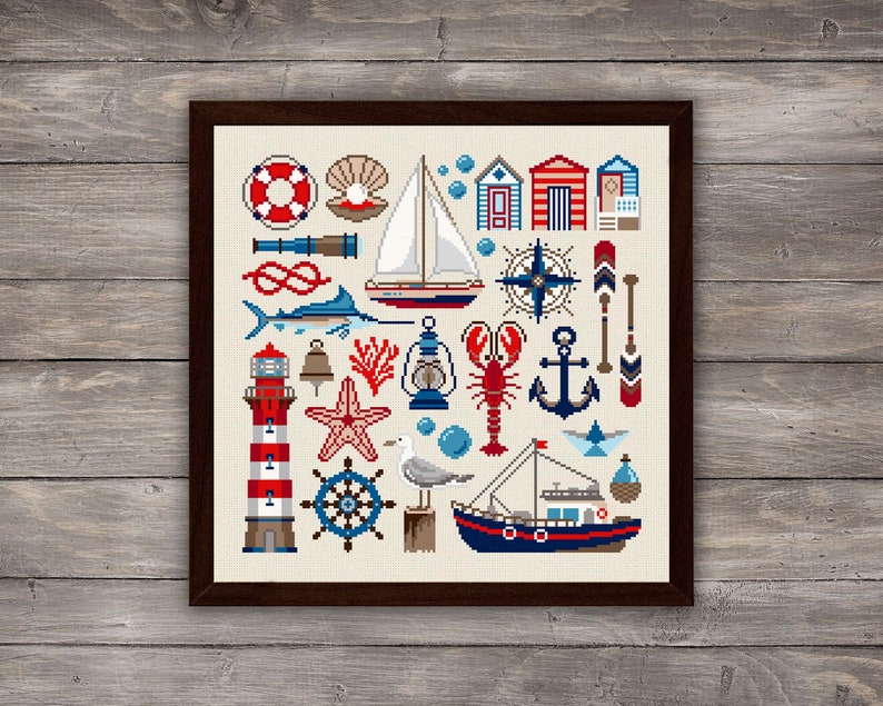 K&ouml;nnte beinhalten: Eine bunte Illustration von nautischen Symbolen, darunter ein Leuchtturm, ein Segelboot, ein Anker, ein Kompass, ein Hummer, Muscheln und vieles mehr. Die Symbole sind in einem Raster auf wei&szlig;em Hintergrund angeordnet.