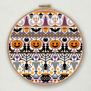 以下が含まれることがあります： ハロウィンをテーマにしたデザインのクロスステッチパターン。かぼちゃ、コウモリ、幽霊、クモ、釜などが描かれています。パターンは、オレンジ、ブラック、ホワイト、パープル、グレーの色を使用した伝統的なフェアアイルスタイルです。