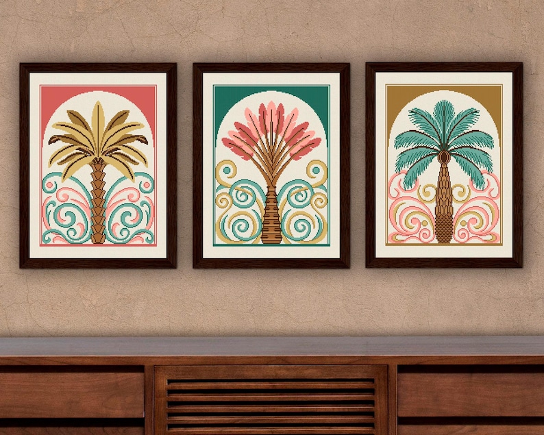 Pu&ograve; includere: Tre stampe artistiche incorniciate con palme stilizzate. Ogni stampa ha una combinazione di colori diversa: oro e rosa, rosa e verde e verde acqua e oro. Le palme sono ambientate su uno sfondo color crema all'interno di una cornice ad arco, con volute decorative.