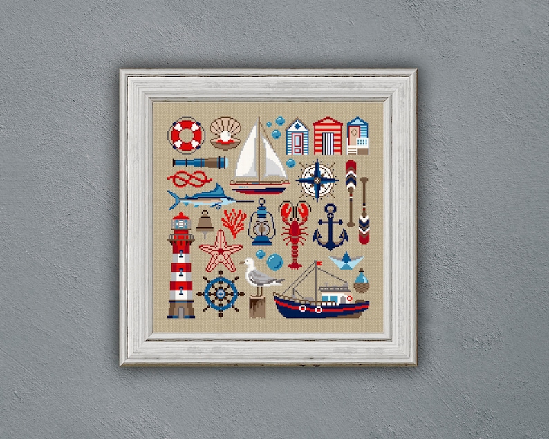 K&ouml;nnte beinhalten: Eine bunte Illustration von nautischen Symbolen, darunter ein Leuchtturm, ein Segelboot, ein Anker, Muscheln und ein Hummer. Die Symbole sind in einem Raster auf einem beigefarbenen Hintergrund angeordnet.