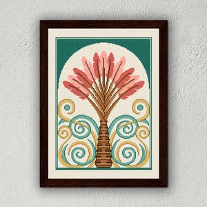 Pu&ograve; includere: Opera d'arte a punto croce incorniciata con un albero stilizzato con elementi rosa e marroni, su uno sfondo crema e un arco verde acqua. Il design include spirali turchesi e dorate, il tutto all'interno di una cornice marrone scuro.