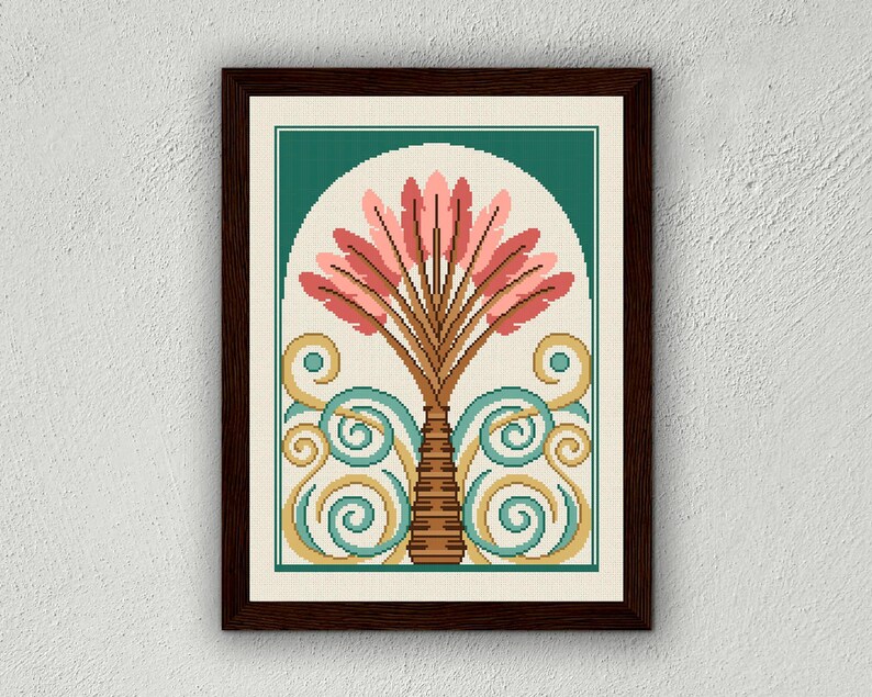 Pu&ograve; includere: Opera d'arte a punto croce incorniciata con un albero stilizzato con elementi rosa e marroni, su uno sfondo crema e un arco verde acqua. Il design include spirali turchesi e dorate, il tutto all'interno di una cornice marrone scuro.