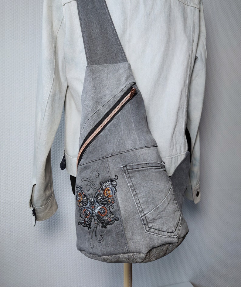 Crossbody Bag Rucksack Handtasche aus Jeans mit Stickerei Bild 1