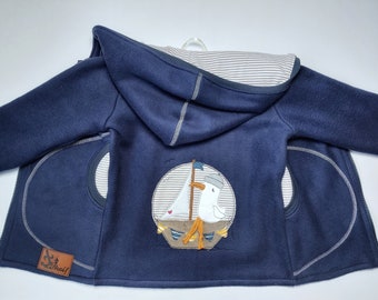 Baumwollfleece Jacke in Gr. 110 komplett gefüttert, in dunkelblau, mit maritimer Stickerei