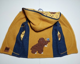 Walk vest in size. 110, wool walk with mammoth embroidery in blue/curry yellow