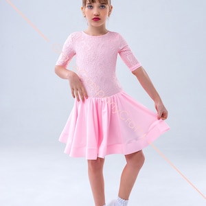 Elegante roze jurk voor meisjes: kant- en biflexontwerp