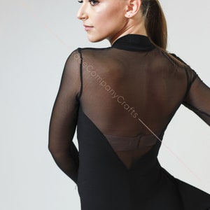Lateinkleid mit langen Ärmeln aus Mesh. Kleid für Gesellschaftstanz mit Keilabsatz. Kleid mit Schlitz