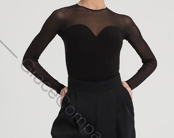 Puede incluir: Una blusa negra de malla con un corpiño de terciopelo negro y mangas largas. La blusa se combina con pantalones negros de pierna ancha.
