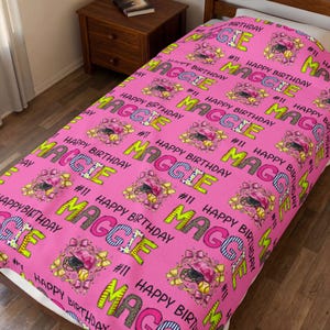 Puede incluir: Juego de tres tazas de cerámica con acabado moteado y mate. Las tazas son de color crema, gris claro y gris oscuro. Cada taza tiene un diseño simple y minimalista.