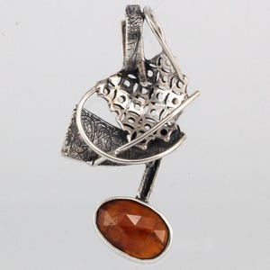 Colgante único de cianita naranja en plata esterlina: collar texturizado artesanal llamativo: joyería texturizada única y hecha a mano