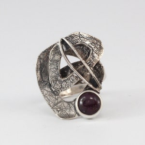 Handgemaakte zilveren ring met robijn Verstelbare kunstring Ambachtelijke 925 zilveren ring Unieke zilversmidring Unieke ring met geoxideerde textuur
