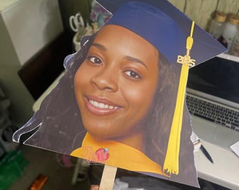 Accessorio fotografico personalizzato per la laurea / Ritaglio del viso personalizzato / Testa grassa su bastoncino
