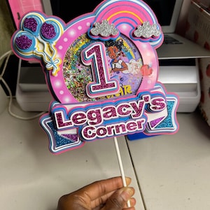 Gracie’s Corner、カスタム1歳の誕生日ケーキトッパー｜赤ちゃんの1歳の誕生日をパーソナライズしたデコレーション｜ベビーブックの記念品