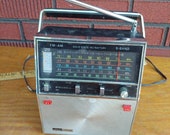 Vintage Montgomery ward AIRLINES radio mid century tube radio antique silver black color made japan boombox retro antenna with cord