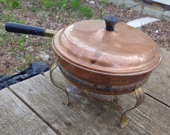 Chafing Dish vintage double casserole en cuivre avec couvercle sur support en laiton