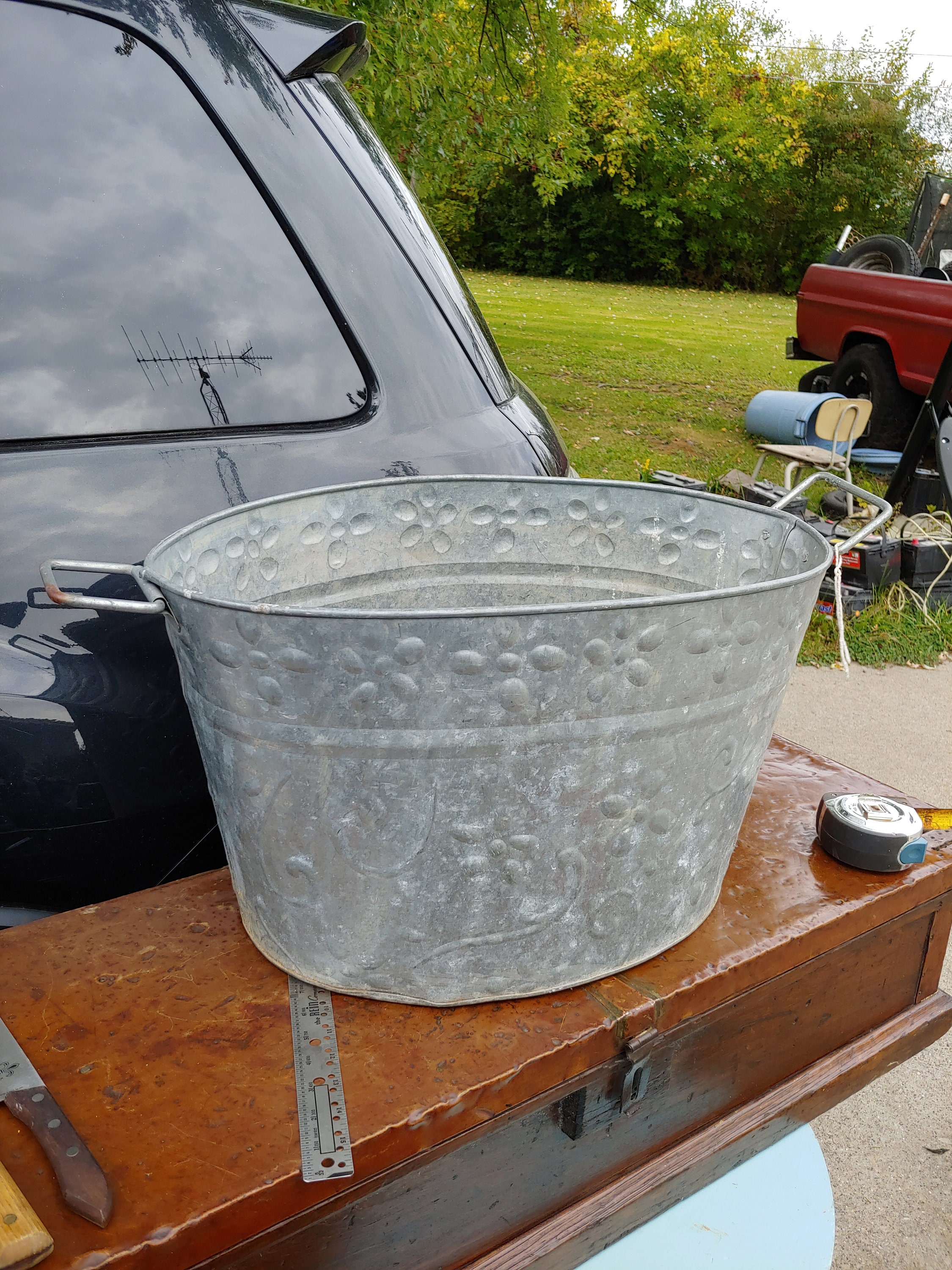 Galvanized Tub / Vintage Galvanized Metal Tub / Large Bucket With
