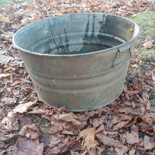 Große verzinkte runde Wanne, verzinkte Vintage-Waschwanne, Pflanzgefäß für den Außenbereich, Gartendekor, Zink-Waschwanne, primitives Dekor, Bauernhausdekor mit Virginia