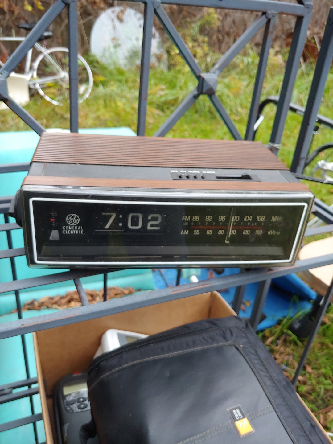 Vintage General Electric Flip Clock Radio Alarm Clock 74305B Walnut