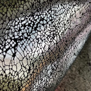 Pelle con motivo crackle iridescente / Pelle bovina pieno fiore con effetto specchio / Pelle riflettente nera argentata per artigianato e accessori